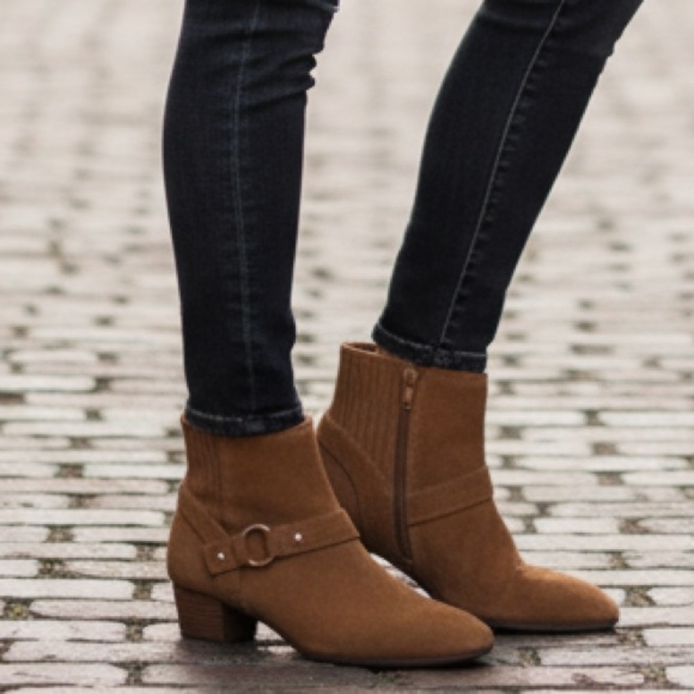 Essex Lane Women's Tan boots size 7.5w